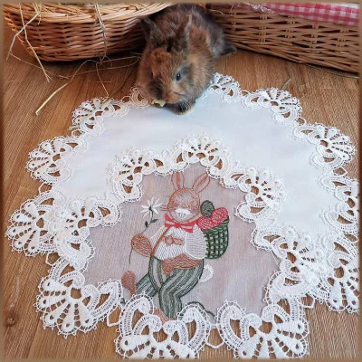 Tischdecke mit kleinen Häschen dargestellt als Geschenkidee