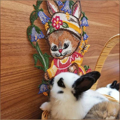 Gesticktes Fensterbild Hasenmädchen mit kleinem Kaninchen