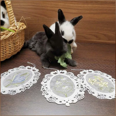 Kleine Spitzen-Anhänger mit Osterhasen als Frühlingsdeko