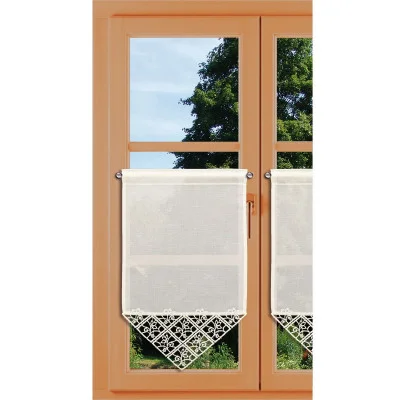 Ein Fenster mit Holzrahmen bietet einen Blick auf grüne Bäume. Ein durchsichtiger weißer Vorhang mit einem geometrischen Spitzenmuster am unteren Rand verdeckt die untere Hälfte des Fensters. Der Vorhang ist an einer Stange aufgehängt.