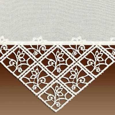 Eine weiße Spitzenborte mit Blumen- und Rankenmuster bildet einen dreieckigen Rand vor einem braunen Hintergrund mit Farbverlauf. Die Spitze zeigt sich mit sich kreuzenden diagonalen Linien in Rautenform, die jeweils mit Blättern und Wirbeln bestickt sind.