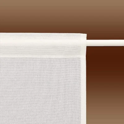 Die obere linke Ecke eines durchsichtigen weißen Vorhangs hängt an einer weißen Stange vor einem braunen Hintergrund mit Farbverlauf. Der Stoff ist leicht, durchscheinend und weist subtile horizontale Linien auf. Nur ein kleiner Teil des Vorhangs und der Stange ist sichtbar.