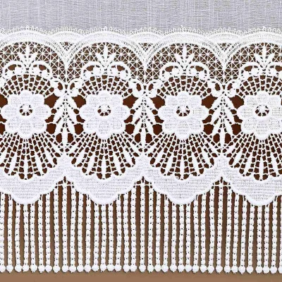 Spitzenborde Amalia in weiß mit Fransen und Blumenmuster Detailansicht auf braunem Hintergrund
