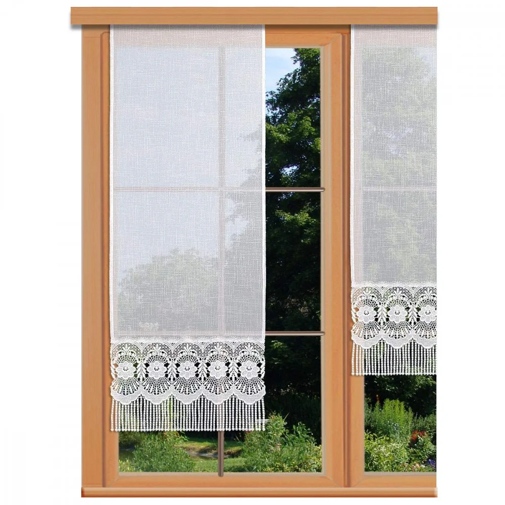 Schmale Flächengardine Amalia mit Spitzenborde an einem Holzfenster dekoriert