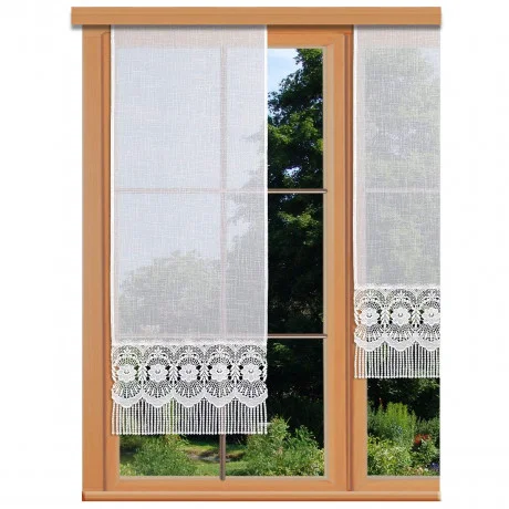 Schmale Flächengardine Amalia mit Spitzenborde an einem Holzfenster dekoriert