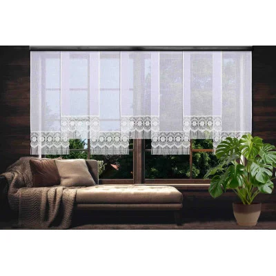 Schmale Schiebepaneele Amalia zu mehreren überlappend am Fenster dekoriert mit Sofa und Pflanze davor