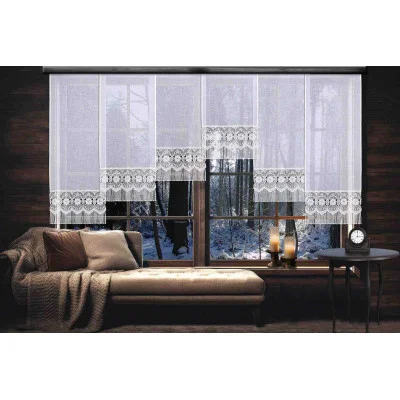 Schmale Schiebepaneele Amalia zu mehreren überlappend am Fenster dekoriert draußen sieht man eine verschneite Winterlandschaft