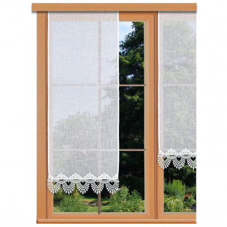Ein Fenster mit Holzrahmen und zwei durchsichtigen weißen Spitzenvorhängen mit dekorativ gemusterten Rändern. Die Vorhänge lassen natürliches Licht durch und geben den Blick auf einen üppigen grünen Garten mit Bäumen und Laub draußen frei. Ein Fenster mit Holzrahmen und zwei durchsichtigen weißen Spitzenvorhängen mit dekorativ gemusterten Rändern. Die Vorhänge lassen natürliches Licht durch und geben den Blick auf einen üppigen grünen Garten mit Bäumen und Laub draußen frei.