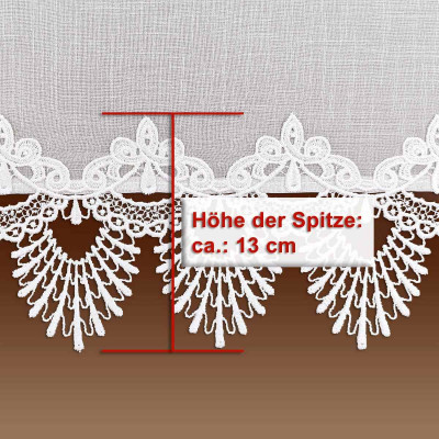 Das Bild zeigt einen weißen Spitzenstoff mit aufwendigen Blumenmustern und einem aufwendigen gewellten Muster am unteren Rand. Eine rote vertikale Linie misst die Länge der Spitze von oben nach unten und ist mit dem Text „Höhe der Spitze: ca. 13 cm“ versehen.