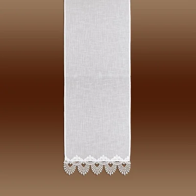 Ein eleganter Tischläufer aus weißer Spitze mit einem zarten Blumenmuster an den Rändern, auf einem braunen Hintergrund mit Farbverlauf. Die Spitze weist aufwendige Details auf, die dem Läufer ein Vintage- und elegantes Aussehen verleihen.