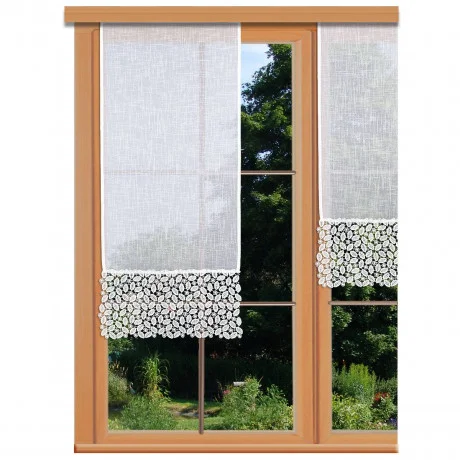 Ein Holzfenster mit zwei vertikalen, durchsichtigen weißen Vorhängen, die unten jeweils mit einer Spitzenborte verziert sind. Durch das Fenster ist ein üppiger grüner Garten mit verschiedenen Pflanzen und Bäumen unter einem klaren Himmel sichtbar.