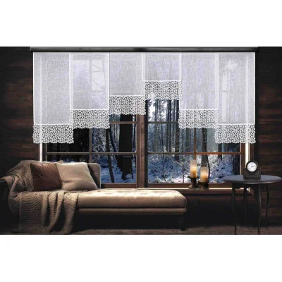 Ein gemütliches Interieur verfügt über ein großes Fenster mit weißen Spitzenvorhängen und Blick auf einen verschneiten Wald. Ein plüschiges braunes Sofa mit Decken und Kissen steht neben dem Fenster. Auf einem kleinen Holztisch neben dem Sofa stehen brennende Kerzen und eine Uhr, die das warme Ambiente verstärken.