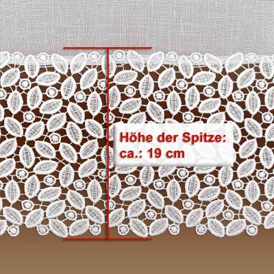 Abgebildet ist ein Stück weißer Spitzenstoff mit einem aufwendigen Blumenmuster. Die Spitzenhöhe ist durch rote Linien gekennzeichnet und der deutsche Text lautet „Höhe der Spitze: ca. 19 cm“. Die Spitze ist vor einem neutralen Hintergrund platziert.