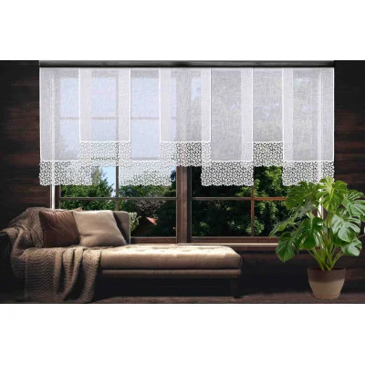 Ein gemütlicher Raum mit einer beige gepolsterten Bank, die mit einer braunen Decke und Kissen geschmückt ist, neben einem Fenster mit weißen dekorativen Vorhängen. Draußen sieht man grüne Bäume und einen klaren Himmel. Im Vordergrund steht eine große grüne Topfpflanze.