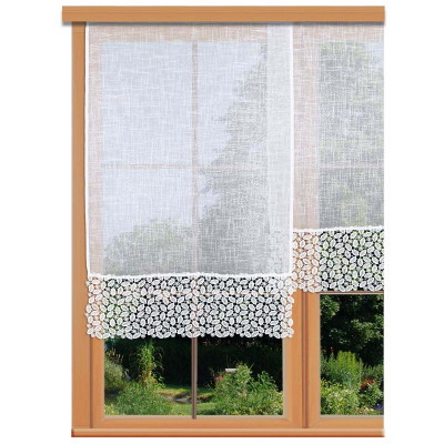 Ein Fenster mit Holzrahmen und hellen, transparenten Vorhängen mit einem floralen Spitzenmuster am unteren Rand. Der Blick durch das Fenster zeigt einen üppigen, grünen Garten draußen. Das Bild vermittelt eine frische und luftige Atmosphäre.