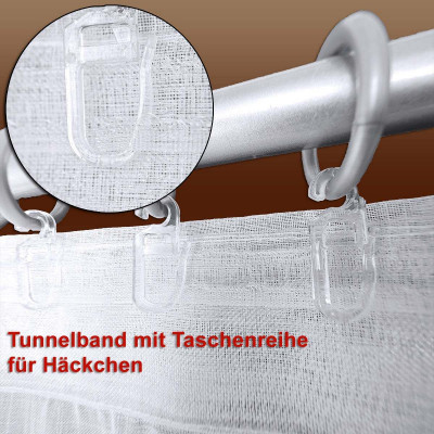 Nahaufnahme eines weißen, durchsichtigen Vorhangs, der mit transparenten Plastikhaken an einer Stange befestigt ist. An der Stange befinden sich Ringe, durch die die Haken gefädelt sind. Der deutsche Text unten lautet: „Tunnelband mit Taschenreihe für Häckchen“.