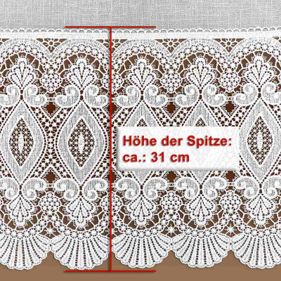 Nahaufnahme eines aufwendig gemusterten weißen Spitzenstoffs mit detaillierten floralen und geometrischen Mustern. Eine vertikale rote Linie und ein Text geben die Höhe der Spitze mit ca. 31 cm an („Höhe der Spitze: ca.: 31 cm“). Oben ist ein einfarbiger Stoff sichtbar.