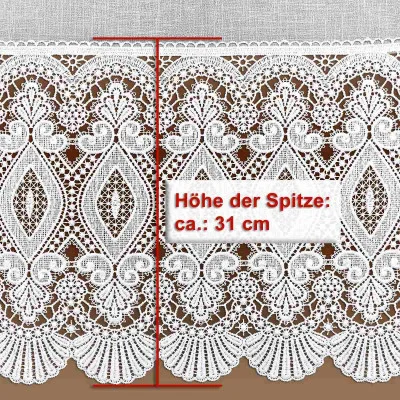 Nahaufnahme eines aufwendig gemusterten weißen Spitzenstoffs mit detaillierten floralen und geometrischen Mustern. Eine vertikale rote Linie und ein Text geben die Höhe der Spitze mit ca. 31 cm an („Höhe der Spitze: ca.: 31 cm“). Oben ist ein einfarbiger Stoff sichtbar.
