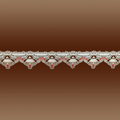 Ein dekoratives horizontales Spitzenmuster mit komplizierten Designs aus Laternen, Kerzen und Tannenzapfen. Die weiße Spitze aus eleganter Plauener Spitze weist farbenfrohe Details auf und ist auf einem braunen Hintergrund mit Farbverlauf dargestellt, was den Charme einer Laterne hervorruft.