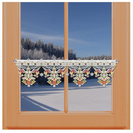 Ein Fenster mit Holzrahmen ist mit einem Spitzenvorhang mit buntem, filigranem Muster geschmückt. Der Blick nach draußen offenbart eine Winterlandschaft mit schneebedeckten Bäumen unter einem klaren blauen Himmel.