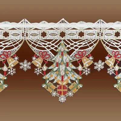 Eine Nahaufnahme eines aufwendig bestickten Spitzenmusters aus Plauener Spitze, das eine mit Kerzen geschmückten Tannenbaum mit Geschenken darunter zeigt. Die Spitze hat ein Bogenmuster mit zarten Schneeflocken und Sternen auf einem braunen Hintergrund, das an eine Feenhaus-Spitzengardine im Winter erinnert.