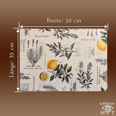 Rechteckiges Platzdeckchen mit botanischen Abbildungen, darunter Kräuter und Zitronen, beschriftet mit Worten wie „Garten der Kräuter“ und „Blumengarten“. Maße sind 50 cm x 35 cm. Brauner Hintergrund mit Text „Kollektion MT“ unten rechts.