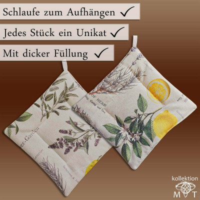 Zur Schau gestellt werden zwei dekorative Topflappen mit botanischen Aufdrucken, darunter Kräuter und Zitronen. Die Text-Highlights sind „Schlaufe zum Aufhängen“, „Jedes Stück ein Unikat“ und „Mit dicker Füllung“. Auf dem Logo in der Ecke steht „Kollektion MT“.