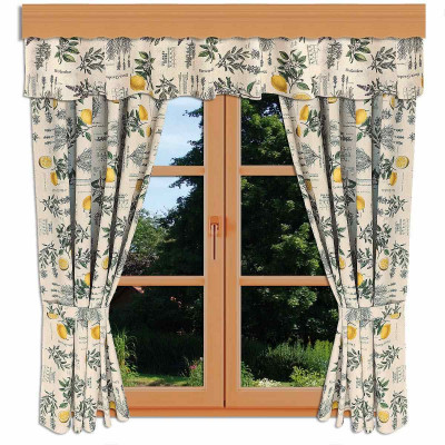 Ein Fenster mit Holzrahmen und Vorhängen mit Blumenmuster, die Kräuter und Zitronen darstellen. Die Vorhänge sind zurückgebunden und geben den Blick auf den grünen Garten draußen frei. Der Volant ist auf das Muster der Vorhänge abgestimmt.