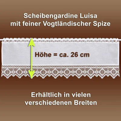 Ein Spitzenvorhang im Stil der Vogtländischen Spitze zeigt ein filigranes Blumenmuster auf braunem Grund. Der deutsche Text hebt die Höhe von 26 cm hervor und erwähnt die Verfügbarkeit in verschiedenen Breiten.