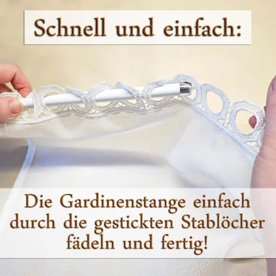 Eine Person führt eine Gardinenstange vorsichtig mit der Stangendurchzug-Technik durch die gestickten Schlaufen eines weißen Vorhangs. Das Bild zeigt einen deutschen Text, der für eine einfache Montage wirbt, während elegante Spitzen-Motive für eine raffinierte Note sorgen.