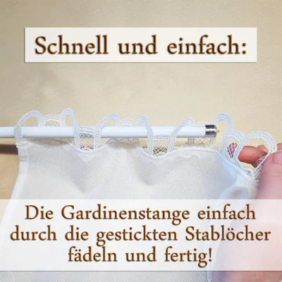 Eine Person führt eine Gardinenstange vorsichtig mit der Stangendurchzug-Technik durch die gestickten Schlaufen eines weißen Vorhangs. Das Bild zeigt einen deutschen Text, der für eine einfache Montage wirbt, während elegante Spitzen-Motive für eine raffinierte Note sorgen.