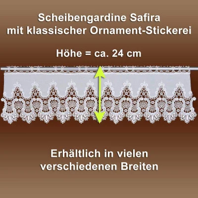 Ein Spitzenvorhang im Stil der Vogtländischen Spitze zeigt ein filigranes Ornamentmuster auf braunem Grund. Der deutsche Text hebt die Höhe von 24 cm hervor und erwähnt die Verfügbarkeit in verschiedenen Breiten.
