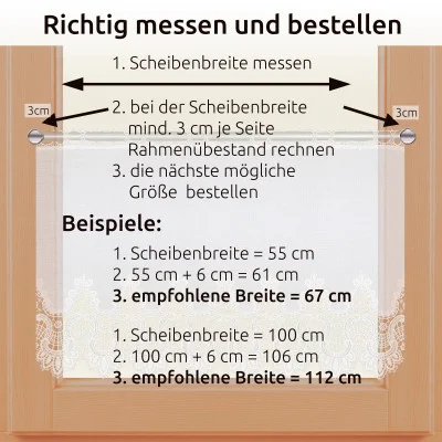 Diagramm zum Messen und Bestellen von Vorhängen mit exquisiten Vogtländischen Spitzen-Motiven. Schritte mit Pfeilen: Scheibenbreite messen, mindestens 3 cm pro Seite hinzufügen, nächstgrößere Größe bestellen. Beispiele zeigen Berechnungen für 67 cm und 112 cm Breite.