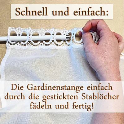 Eine Person führt eine Gardinenstange vorsichtig mit der Stangendurchzug-Technik durch die gestickten Schlaufen eines weißen Vorhangs. Das Bild zeigt einen deutschen Text, der für eine einfache Montage wirbt, während elegante Spitzen-Motive für eine raffinierte Note sorgen.