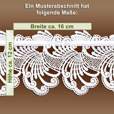 Eine zarte weiße Spitzenbordüre, die an eine Scheibengardine erinnert, weist ein kompliziertes Wirbelmuster auf und hängt elegant an einer Stange vor einem braunen Hintergrund. Der deutsche Text gibt die Maße an: Breite ca. 16 cm, Höhe ca. 12 cm.