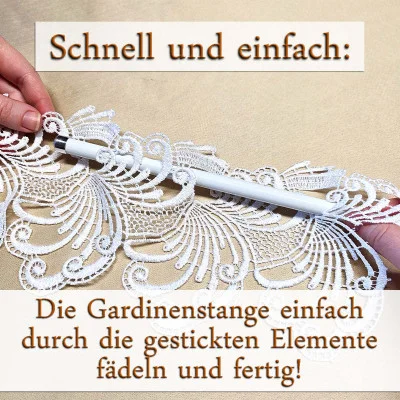 Eine Person führt eine Gardinenstange vorsichtig mit der Stangendurchzug-Technik durch die gestickten Schlaufen eines weißen Vorhangs. Das Bild zeigt einen deutschen Text, der für eine einfache Montage wirbt, während elegante Spitzen-Motive für eine raffinierte Note sorgen.