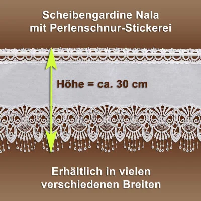 Ein Spitzenvorhang im Stil der Vogtländischen Spitze zeigt ein filigranes Ornamentmuster auf braunem Grund. Der deutsche Text hebt die Höhe von 30 cm hervor und erwähnt die Verfügbarkeit in verschiedenen Breiten.