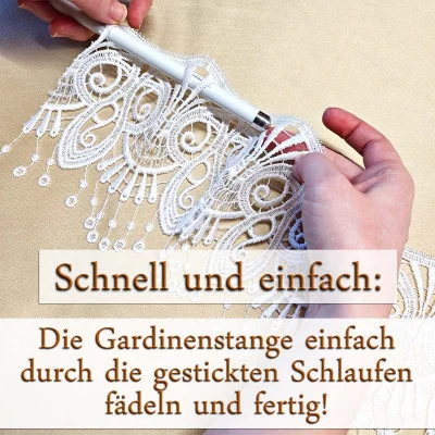 Eine Person führt eine Gardinenstange vorsichtig mit der Stangendurchzug-Technik durch die gestickten Schlaufen eines weißen Vorhangs. Das Bild zeigt einen deutschen Text, der für eine einfache Montage wirbt, während elegante Spitzen-Motive für eine raffinierte Note sorgen.