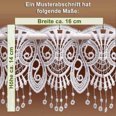 Eine zarte weiße Spitzenbordüre, die an eine Scheibengardine erinnert, weist ein kompliziertes Wirbelmuster auf und hängt elegant an einer Stange vor einem braunen Hintergrund. Der deutsche Text gibt die Maße an: Breite ca. 16 cm, Höhe ca. 14 cm.