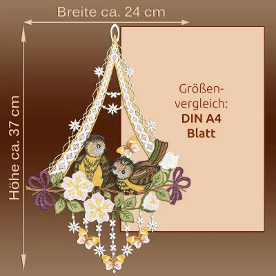 Bestickter Fensterbehang mit zwei Vögeln zwischen Blumen und Blättern und Vogtländischer Spitzenborte. Die Maße betragen ca. 37 cm Höhe und 24 cm Breite, ähnlich einem A4-Blatt. Der deutsche Hintergrundtext vermittelt den Charme von Frühling und Sommer.