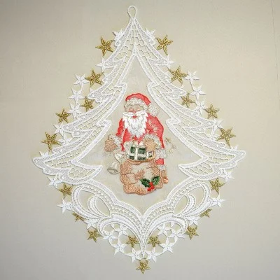 Fensterbild Weihnachtsmann auf Organza umrahmt von Tannenbaum