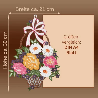 Abbildung einer Blumenstickerei mit einem Korb mit Rosen und Gänseblümchen, verziert mit einer Schleife. Ein Größenvergleich zeigt die Maße: 21 cm breit und 30 cm hoch, verglichen mit einem DIN A4 Blatt. Der braune Hintergrund erinnert an die Vogtländische Spitze und ist mit einem Textfeld für Maßangaben versehen.