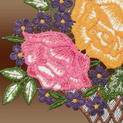 Dieses gestickte Blumenmuster präsentiert einen lebendigen bunten Blumengruß mit rosa und gelben Rosen, ergänzt durch violette, gänseblümchenartige Blüten und üppige grüne Blätter, alles vor einem satten braunen Farbverlaufshintergrund.