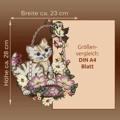 Spitzenbild eines Korbes mit Kätzchen und Vogel inmitten von Blumen, die an eine zauberhafte Sommerszene erinnert. Textmaße: Breite ca. 23 cm, Höhe ca. 28 cm, bezogen auf DIN A4-Papier. Der Hintergrund ist braun mit Farbverlauf und erinnert an den Charme der Vogtländischen Spitzenkunst.