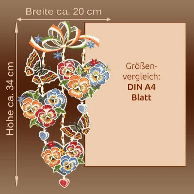 Ein lebendiges Fensterbild mit Blumen- und Schmetterlingsmotiven wird durch einen Text zum Größenvergleich auf A4-Papier ergänzt. Vor einem braunen Hintergrund sind die Maße 20 cm breit und 34 cm hoch. Dieses exquisite Stück spiegelt die Eleganz der Vogtländischen Spitzenkunst wider.