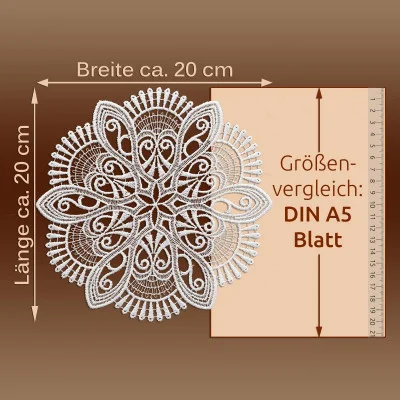 Ein rundes, kunstvolles weißes Spitzendeckchen mit floralen Mustern im Vogtländischen Spitzenstil hat einen Durchmesser von ca. 20 cm und wird neben einem DIN A5-Blatt und einem Lineal zur Größenbestimmung ausgelegt. Der deutsche Text gibt die Maße an – perfekt als elegante Tischdekoration.