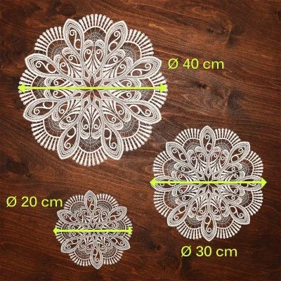 Drei aufwendig gemusterte, runde Deckchen aus Vogtländischer Spitze in den Durchmessern 40 cm, 30 cm und 20 cm sind auf einer Holzfläche mit Pfeilen und Maßangaben versehen – perfekt als elegante Tischdekoration.