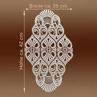 Ovales, filigranes Deckchen aus sektfarbener Vogtländischer Spitze mit symmetrischen Mustern auf braunem Untergrund. Die Maße sind in der deutschen Beschriftung angegeben: Breite ca. 25 cm, Höhe ca. 42 cm – perfekt als elegante Tischdekoration.