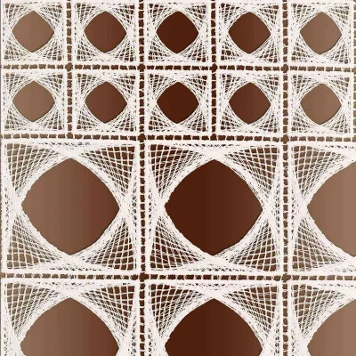 Ein geometrisches gesticktes Muster aus ineinander verwobenen naturfarbenen Fäden, die Quadrate und Rauten auf einem braunen Hintergrund mit Farbverlauf bilden und so ein kompliziertes, symmetrisches und strukturiertes Design erzeugen.