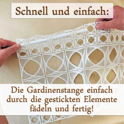 Eine Person führt eine Gardinenstange vorsichtig mit der Stangendurchzug-Technik durch die gestickten Schlaufen eines naturfarbenen Vorhangs. Das Bild zeigt einen deutschen Text, der für eine einfache Montage wirbt, während elegante Spitzen-Motive für eine raffinierte Note sorgen.